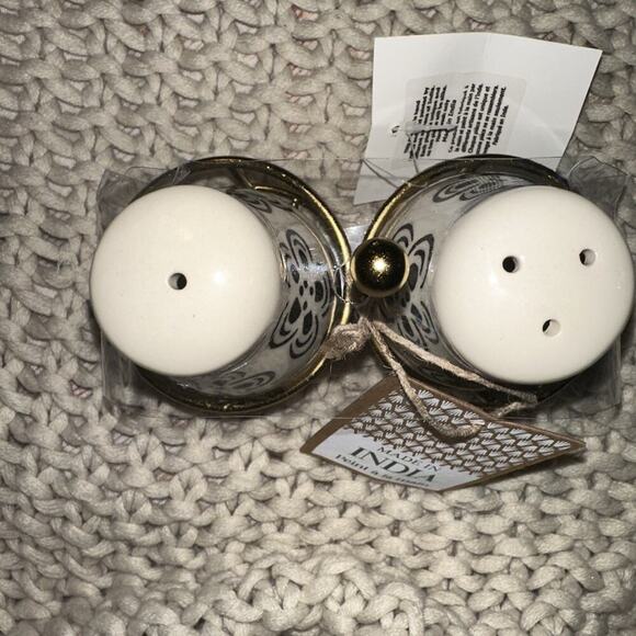 Made In India Black Flowers With Leaves Salt And Pepper Shakers - Picture 2 of 4